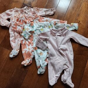 Baby girl sleepers bundle, size newborn, carter's